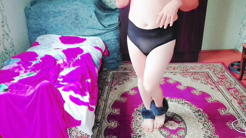 Kitty_Cross: Juguetona femboy agachándose en falda corta de mezclilla