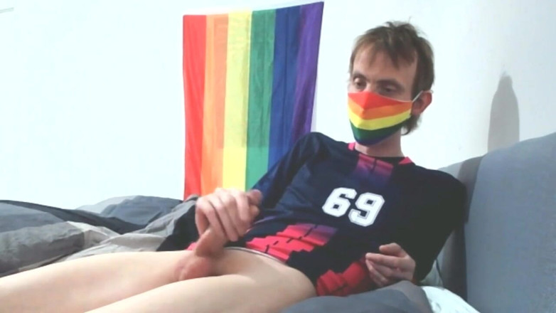 Gay Scottish twink Sammy Andrews: サミー・アンドリュースがフットボールのユニフォームを着てオナニーし、胸に射精している