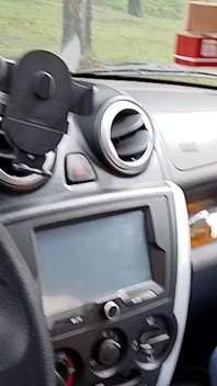 Je Suis Une Salope Russe, Qui Fait Une Fellation Topless Dans Une Voiture Sur Un Parking Public!