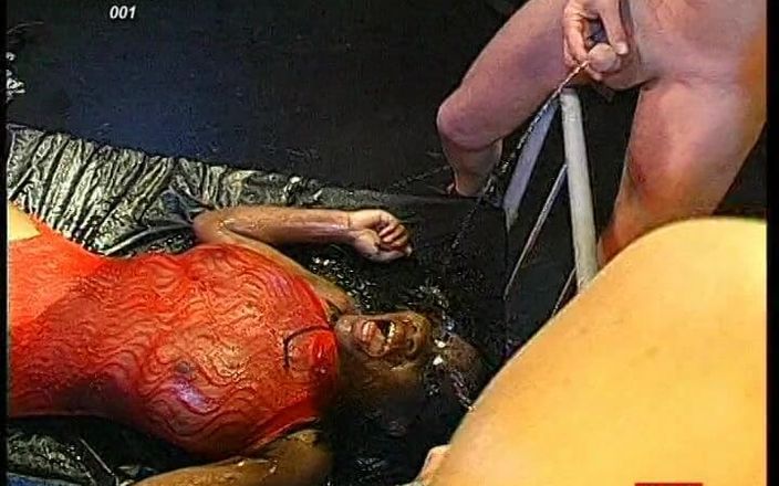 GGG John Thompson Studio: Ggg John Thompson piscia su ingoio di sborra con piscio