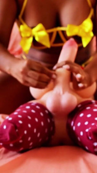 La Matrigna Gioca Con Una Bambola Transessuale Tantamente Sexdoll, Lei Si Unisce Molto!