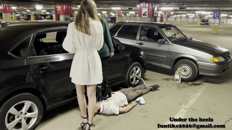 Heel 15 cm: Garotas no estacionamento