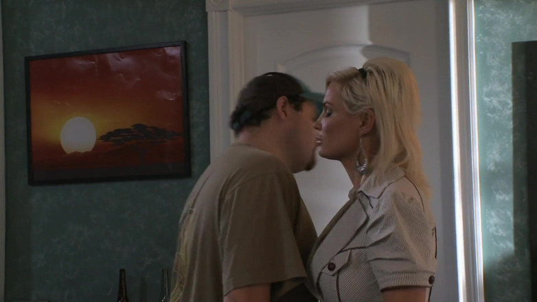 DIRTY MOMS: Büyük memeli edepsiz üvey anne Diamond Foxxx sert bir yarak alıyor