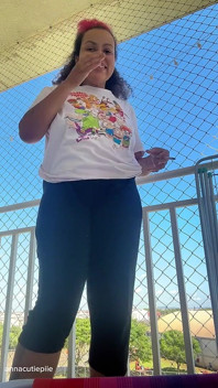 Gordita latina en sesión de pedos en el balcón y grueso culo liberando fuertes pedos apestosos al aire libre