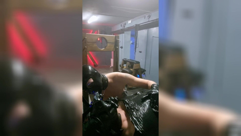 Madame Moira Dominatrix: Раб страждає з дихальною маскою під час жорсткого розширення.
