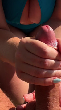 Heißes Schätzchen Gibt Schnellen Und Schlampigen Handjob Auf Der Terrasse Über Dem Meer