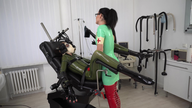 Rubber pervs: 2 donne in lattice danno alla troia una visita medica