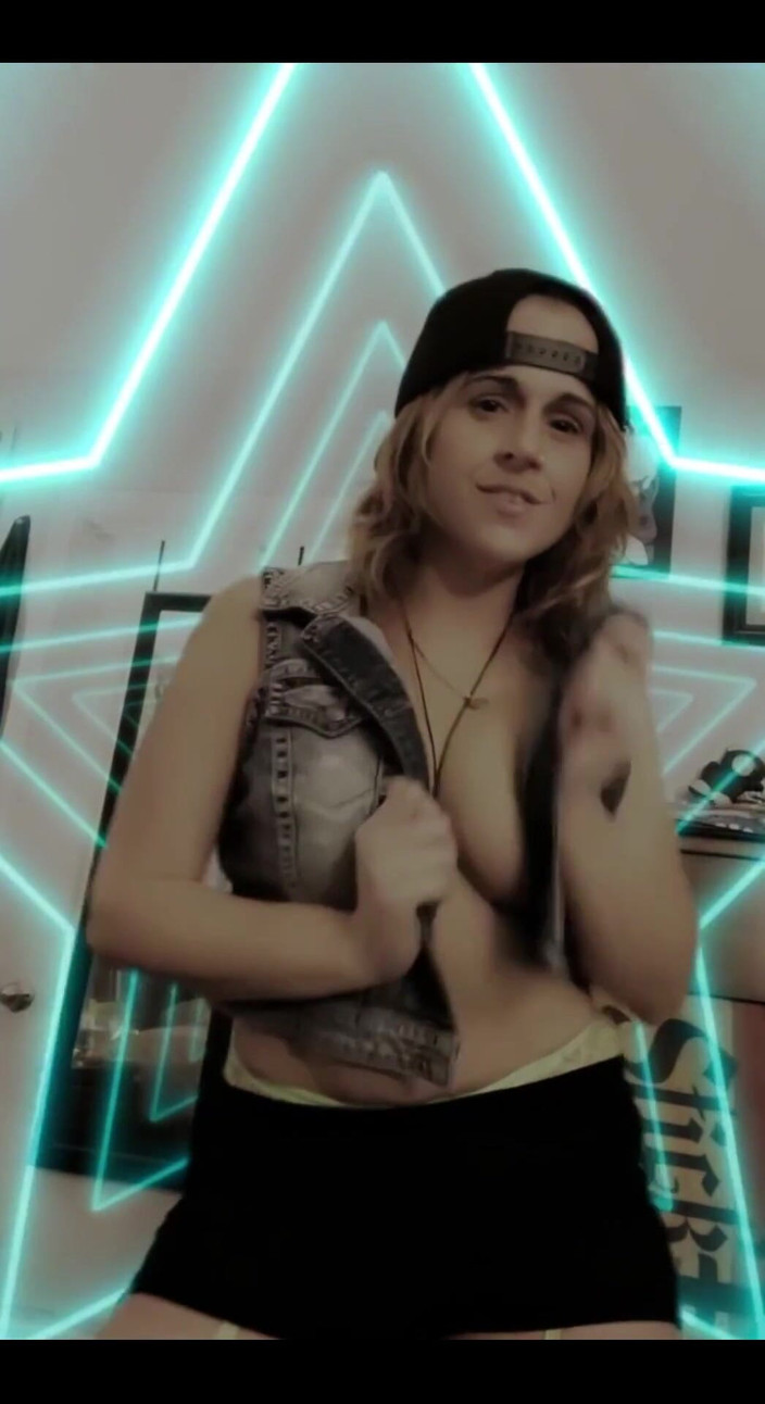 Suzy Wylde: 3704772852.mp4