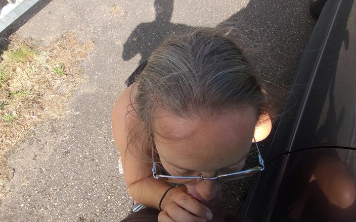 Alison Robell: Chupar una polla al lado del auto, me encanta cómo...