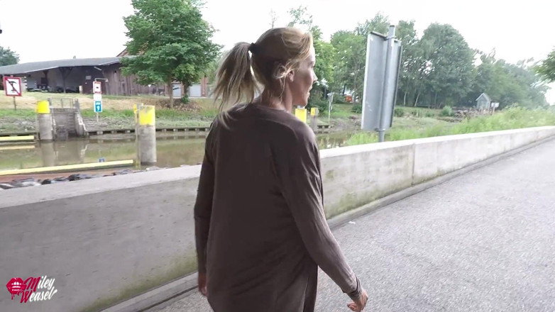Miley Weasel: Fräckt!! En konstig kille knullar mig offentligt i röven!!