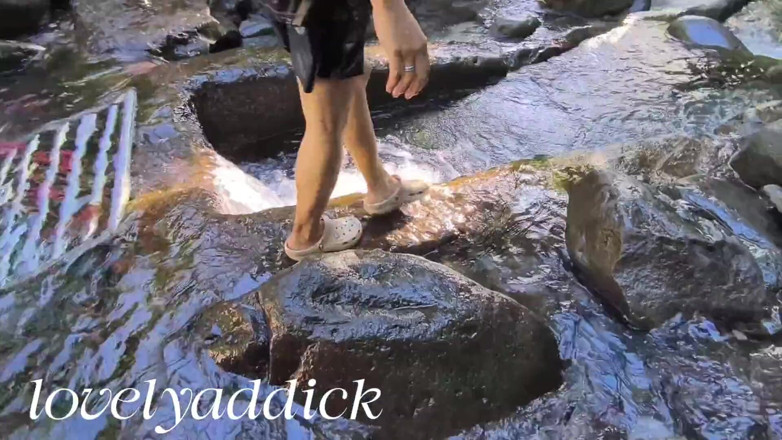 Lovelyaddik: Koupala se ve studené vodě řeky