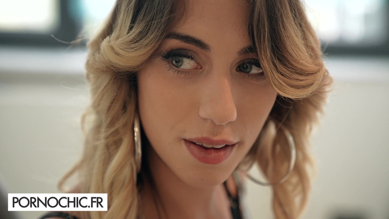 Pornochic: Cherry Kiss и ее муж пригласил Megane Lopez на их виллу