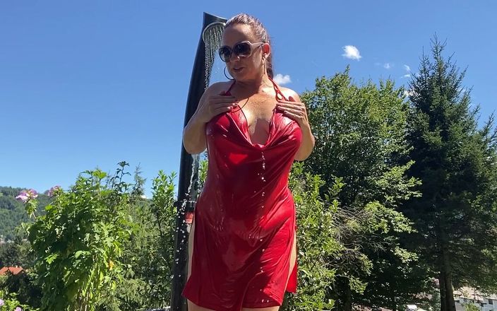 The big nipple MILF: Outdoor shower with orgasm