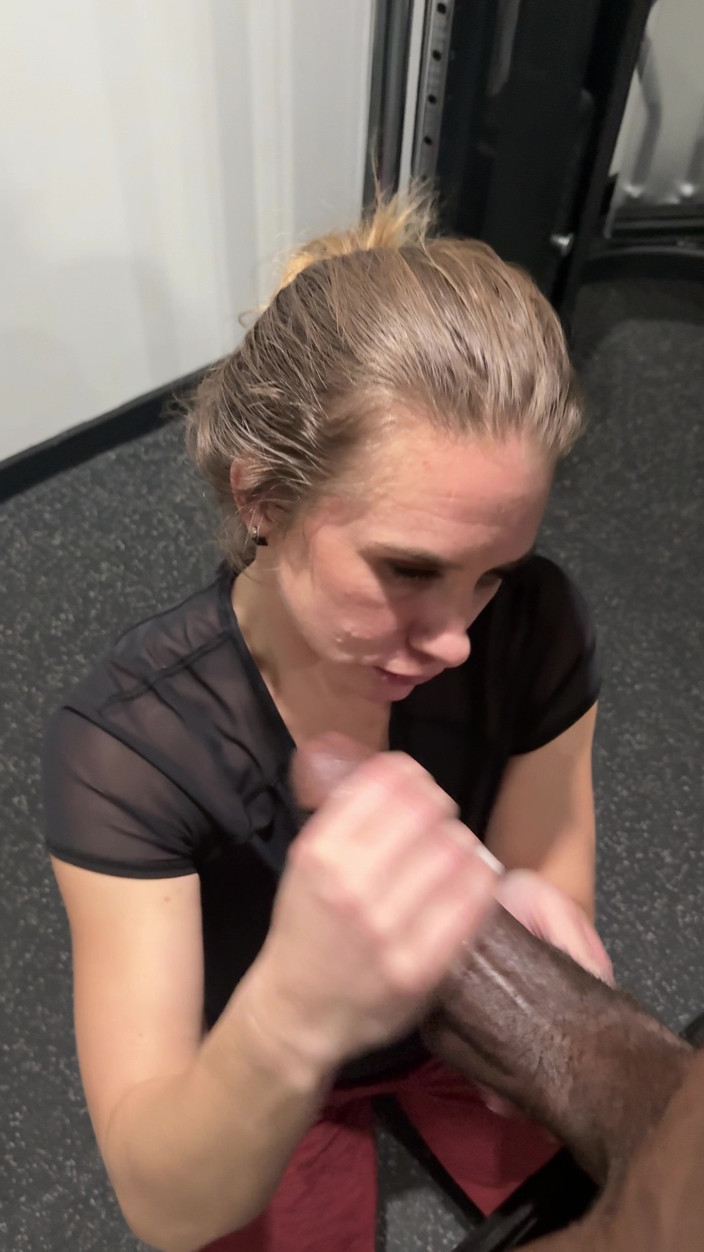 TrixieLove: Scopata veloce in palestra subdola! Grande cazzo nero allena la...