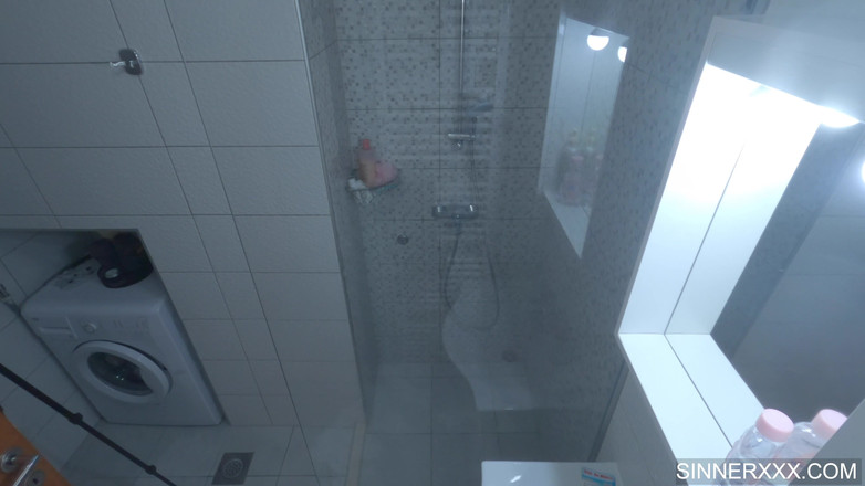 Sinners World: Gran culo de ébano follado duro en la ducha - Kiki Minaj