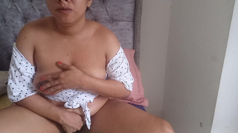 PATY PATY: Amcık suluyken memeler latin mastürbasyonunun ritmine zıplıyor