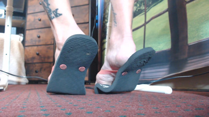 Abby Anna: Zeer versleten zwarte teenslippers