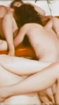 Gangbang vintage con giovani troie e grossi cazzi (film completo)