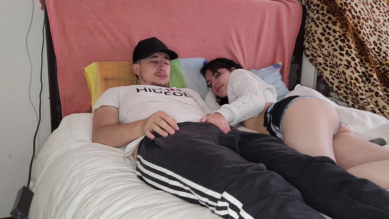 Jopy sex: Jego siostrzenica dostaje się do łóżka, aby zjeść jego kutasa chce...