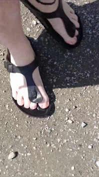 All'aperto con caftan nero e scalzi con Birkenstocks neri