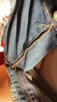 Je me caresse le clito sous un pantalon court en jean... En regardant la télévision à la maison