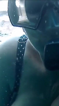 Interessieren sie sich dafür, blankziehende möpse und muschi an ungewöhnlichen Orten zu sehen? Ich zeige sie unter Wasser! Ganz besondere aussicht