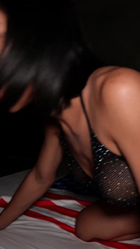 Ladyboy bertetek besar meregangkan pantat melampau