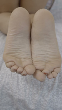 Blonďatá MILF škádlí svými dokonalými chodidly