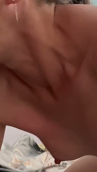 그녀는 예고 없이 사정한다! 믿을 수 없는 사정, 극한의 분출, 떨리는 오르가즘! 젊은 아내가 놀라게 하는 법을 안다!