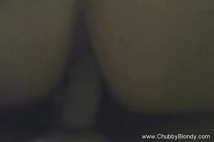 Chubby Blondy: Une femme pulpeuse et son désir sexuel