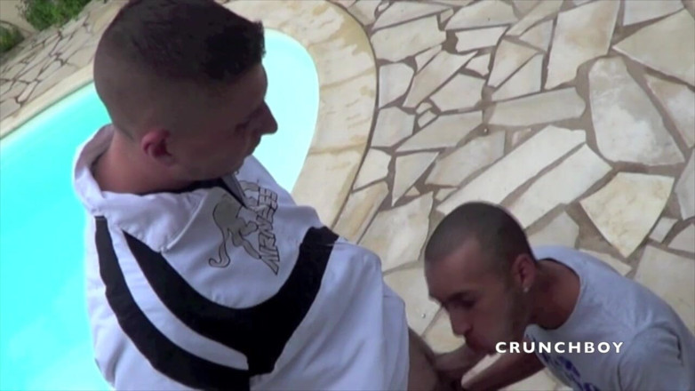 EXHIB BOYS: O femeie sexy arabă futută în aer liber de un băiat...