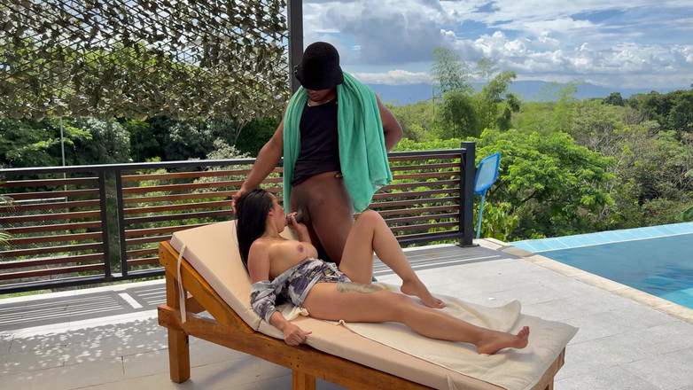 Rioc69: Kocaman göğüslü bir Latin esmer, havuzdan büyük siyah bir penisle...