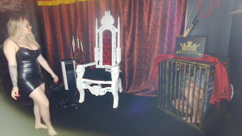 Queen_of_BDSM: Виходь з клітки... І вдихніть мій пот ніг!