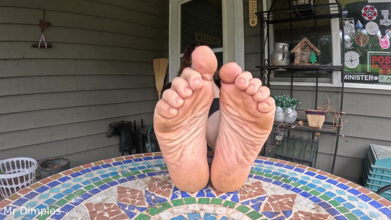Mr Dimples: 我炫耀我肮脏的袜子和脚