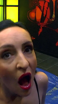 Devot Delia em gangbang e sessão de mijo