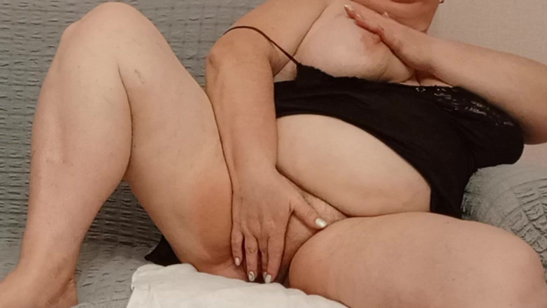 Zona901: Masturbando a madrasta recebeu um pau para chupar e gozar...