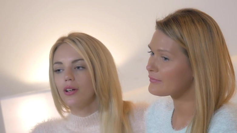 Lesbian Illusion: Hermosa rubia en el dormitorio