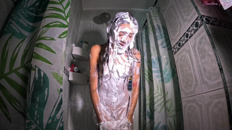 MartinaMagni: Vlog en la ducha termina desordenado con crema de afeitado