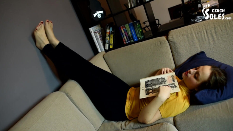 Czech Soles - foot fetish content: Ragazza footgirl dipinge le sue unghie dita dei piedi in...