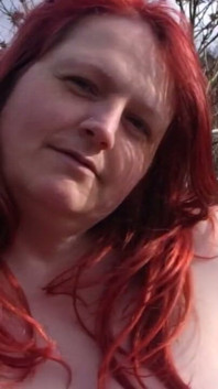 Ragazza arrapata all'aperto