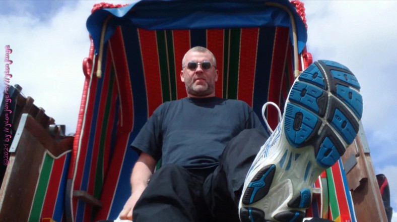 Carmen_Nylonjunge: Instantané de mes pieds en nylon sur la chaise de...