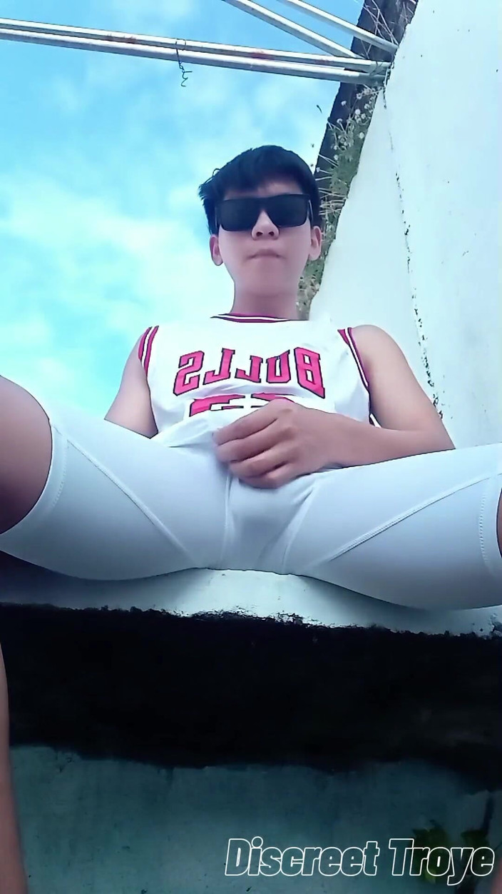 Troye_AsianPinoy: Asiatisk pojke utomhus onani