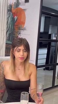 Zahýbám své těhotné ženě se svou nevlastní sestrou na naší párty a ona se nakonec připojí k velmi sexy trojce