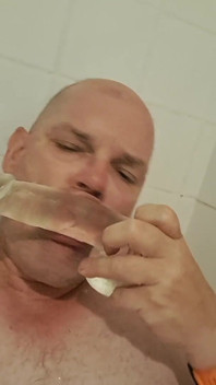 Sussurrou rapidamente pela vadia