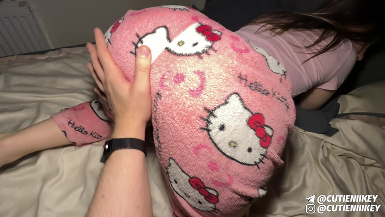 niiikey: Büyük memeli minyon üvey kız kardeş sert sikiliyor