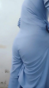 Băiat pakistanez desi Shalwar Kamees arată fundul său frumos