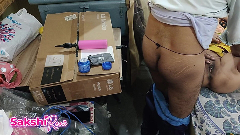 sakshi_raniii: Dueño de la tienda atrapado ella se masturba el coño