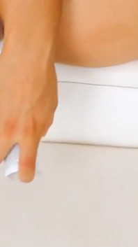 HomeMade latina si hraje s kundičkou s plechvkou antiperspirantu