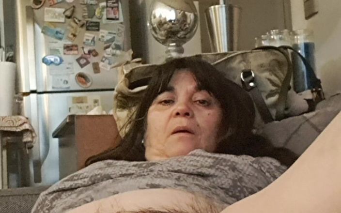 Mommy big hairy pussy: Milfka má ráda banány. Dáme jim palec nahoru.