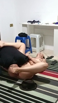 Manžel s dluhy utekl z domova a svou ženu nechal o samotě s půjčkou žraloka.